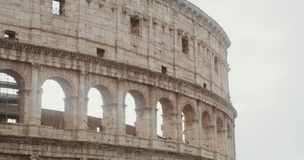 Close-up van een deel van Colosseum tegen een heldere lucht op een zonnige dag — Stockvideo