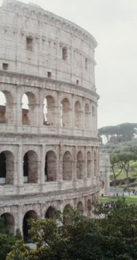 Güneşli bir günde Colosseum 'un açık gökyüzüne yakın çekim