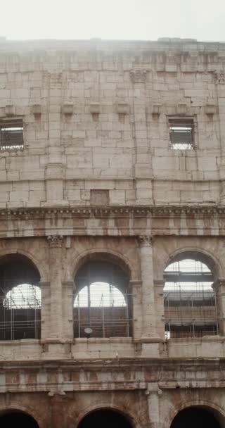 Primer plano de una parte del Coliseo contra un cielo despejado en un día soleado — Vídeo de stock
