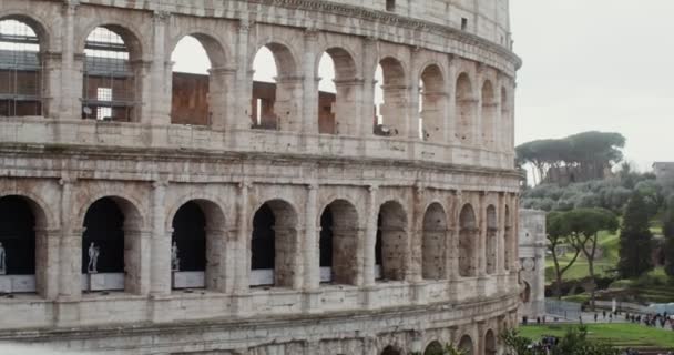 Primer plano de una parte del Coliseo contra un cielo despejado en un día soleado — Vídeo de stock