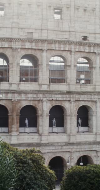 Zbliżenie części Koloseum do czystego nieba w słoneczny dzień — Wideo stockowe