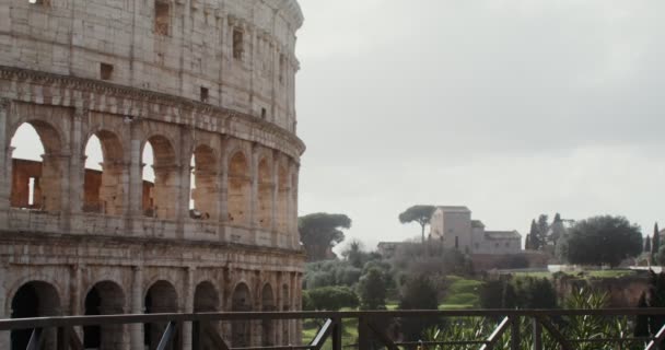 Женщина приходит на смотровую площадку Колизея и фотографирует — стоковое видео