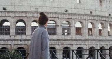 Kolezyum yakınlarındaki bir cep telefonuyla Roma 'nın fotoğraflarını çeken bir kadın.