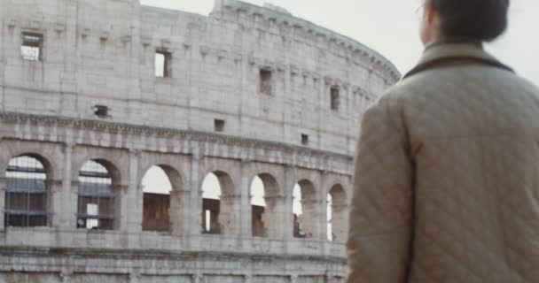 Una joven llega a la plataforma de observación frente al Coliseo y mira — Vídeos de Stock