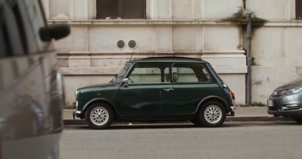 Vintage retro bil parkerad på en smal upptagen gata i en modern europeisk stad — Stockvideo