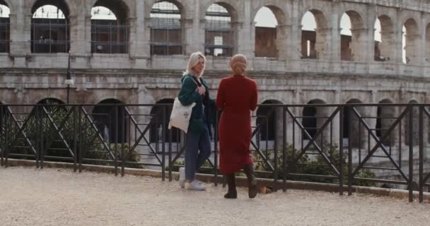 Два туриста фотографируются на смотровой площадке возле Колизея — стоковое видео