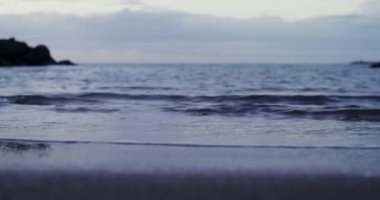 Küçük dalgalı deniz ya da okyanus dalgaları. Kristal berrak deniz suyu, dalgalar