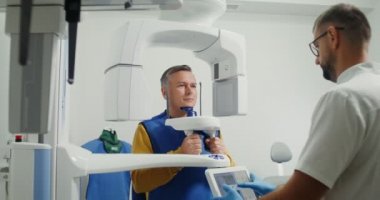 Diş taraması için hazırlanıyorum. Panoramik 3D diş fırçasının içindeki hasta.