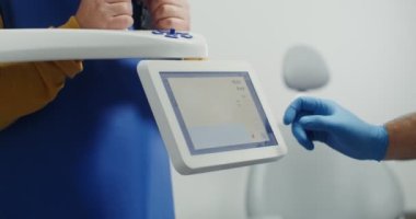 Çenenin x-ray 'ini görüntülemek için tıbbi monitörün yakın plan görüntüsü