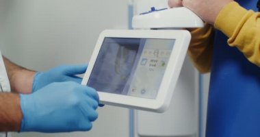 Çenenin x-ray 'ini görüntülemek için tıbbi monitörün yakın plan görüntüsü