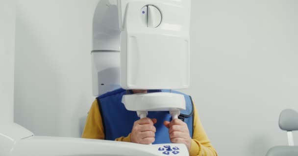 Сканирование челюсти. Пациент в панорамном 3D стоматологическом снимке — стоковое видео