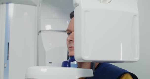 Pemindaian rahang gigi. Pasien di dalam panorama 3D scanne gigi — Stok Video