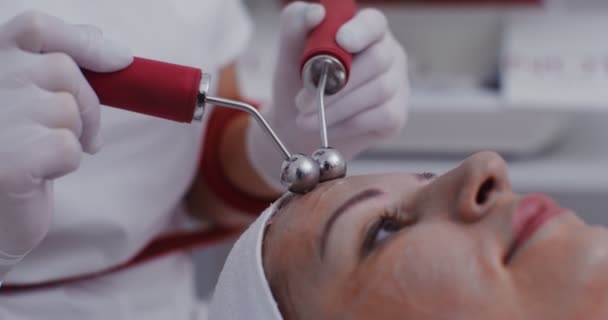 Das Verfahren zur Verjüngung der Gesichtshaut mit einem Lasergerät der neuen Generation — Stockvideo