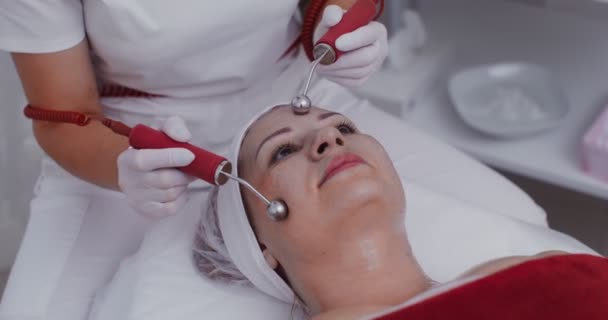 Das Verfahren zur Verjüngung der Gesichtshaut mit einem Lasergerät der neuen Generation — Stockvideo