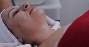 Bir kadın hasta lenfatik drenaj yapar ve boyun masajı sıkılaştırır.