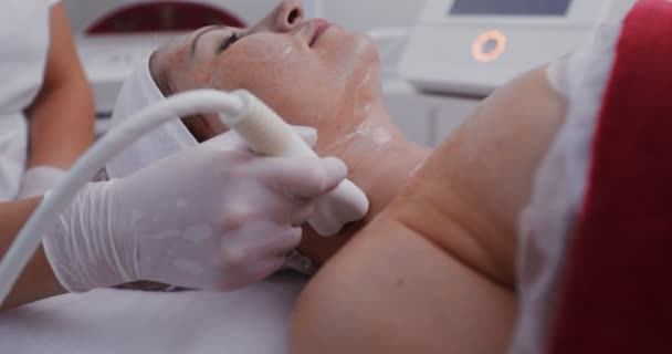 Hardware resurfacing of the skin and remodeling of the skin of the neck and face — Stock Video