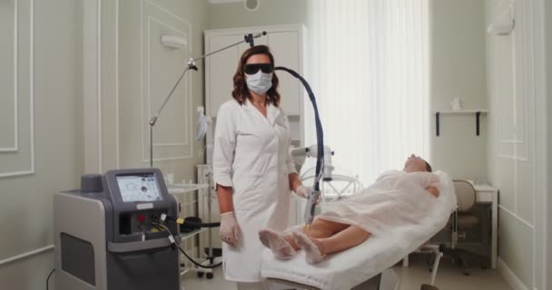 皮膚科医はレーザーで患者の皮膚を治療する準備ができています — ストック動画