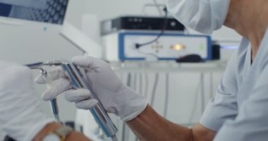 Tıbbi aletlerin yardımıyla bir erkek hastanın gırtlağının incelenmesi