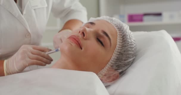 美容师在病人脸上注射药物制剂 — 图库视频影像