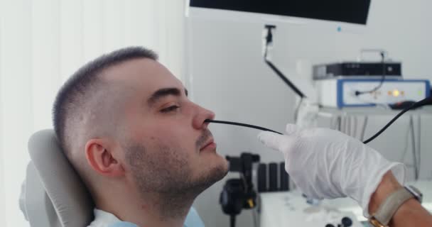 ENT vyšetřuje pacienty s nosní dutinou pomocí lékařské mini kamery — Stock video
