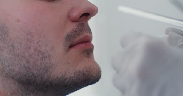 用手电筒检查男性病人的口腔 — 图库视频影像