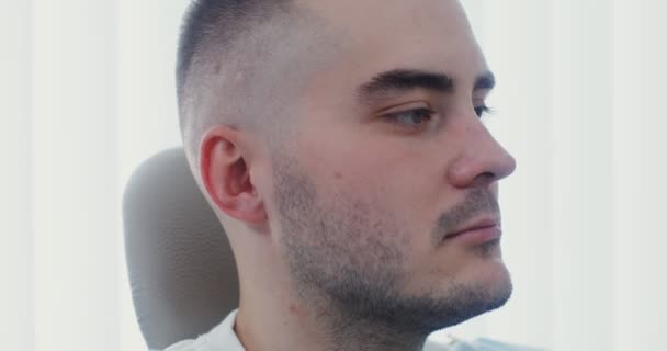 Ein Hals-Nasen-Ohren-Arzt setzt einem männlichen Patienten Kopfhörer auf, um das Gehör zu testen — Stockvideo