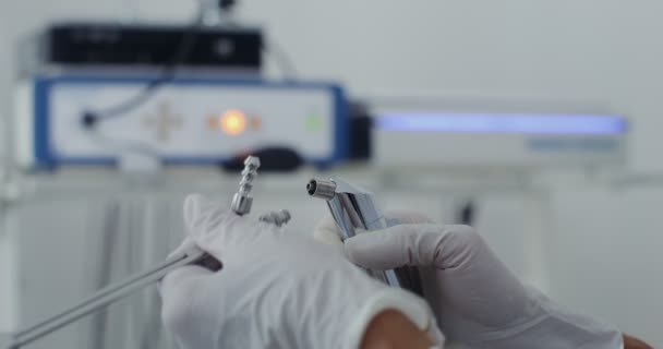 A montagem de um instrumento médico para o trabalho de um otorrinolaringologista — Vídeo de Stock