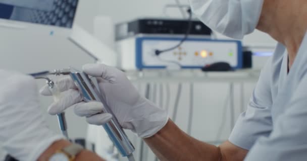 Обследование гортани пациента-мужчины с помощью медицинских инструментов — стоковое видео