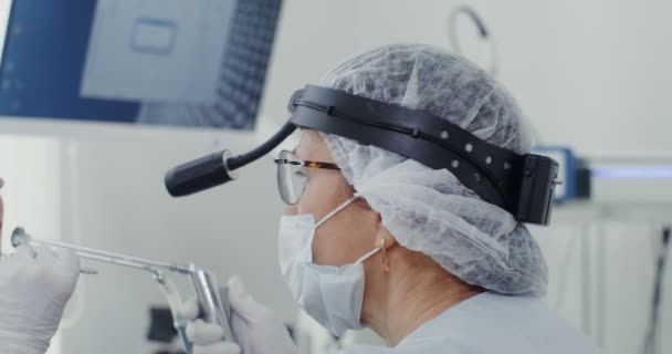 Examen de la laringe de un paciente masculino con la ayuda de instrumentos médicos — Vídeos de Stock