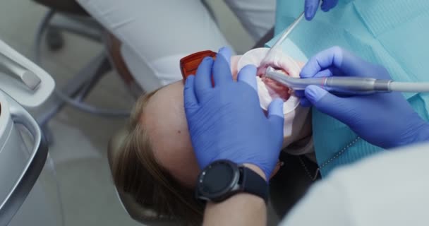 Zahnbehandlung in einer modernen Zahnklinik. — Stockvideo