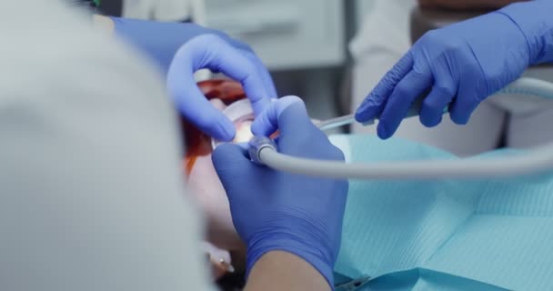 Fogászati kezelés egy modern fogászati klinikán. — Stock videók