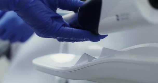 Közelkép, egy orvos kezét vesz egy lámpa ultraibolya fény rögzíteni a töltelék — Stock videók