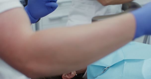 Tratamiento dental en una clínica dental moderna. — Vídeo de stock