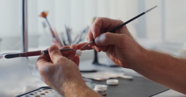 Detailní záběr malby keramické zubní korunky s tenkým štětcem ručně — Stock video