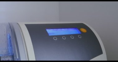 CNC diş makinesi suyla döndürerek ve parlatarak diş implantı yapıyor.