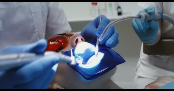 Una paciente con gafas protectoras con un separador sobre la boca — Vídeos de Stock