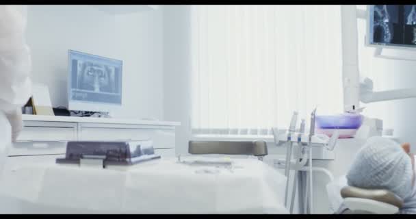 Vorbereitung auf die Zahnbehandlung in einer modernen Zahnklinik — Stockvideo