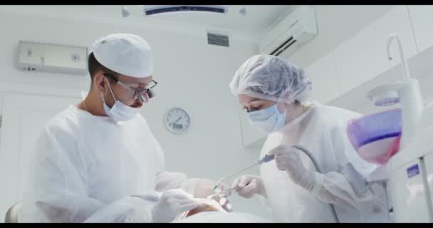Fogászati kezelés egy modern orvosi klinikán — Stock videók