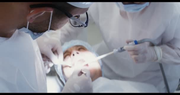 Tratamento dentário em uma clínica médica moderna — Vídeo de Stock