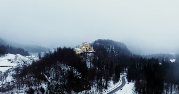 Castillo-fortaleza medieval en la cima de una colina en un día nevado de invierno — Vídeo de stock
