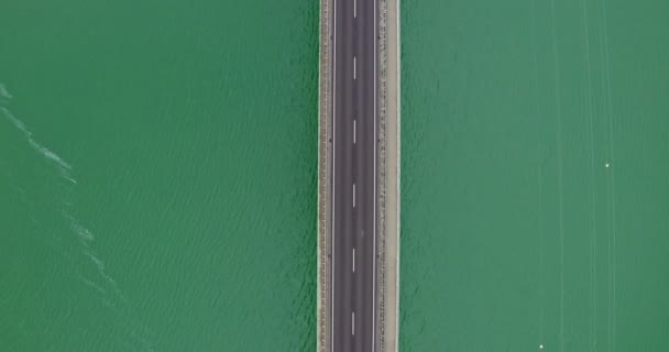 Quadcopter vídeo de uma ponte através de um rio — Vídeo de Stock