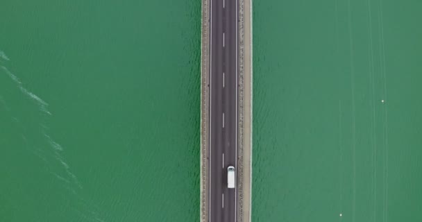 Quadcopter vídeo de uma ponte através de um rio — Vídeo de Stock