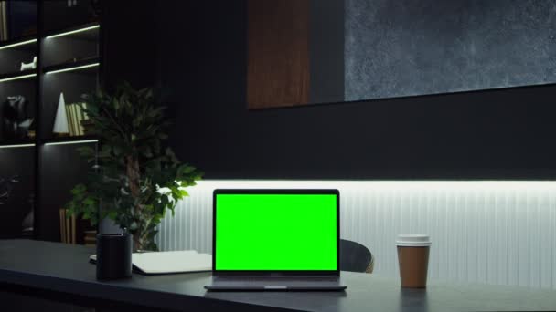 Ένα ανοικτό φορητό υπολογιστή με πράσινη οθόνη στέκεται στο γραφείο μιας επιχειρηματία — Αρχείο Βίντεο