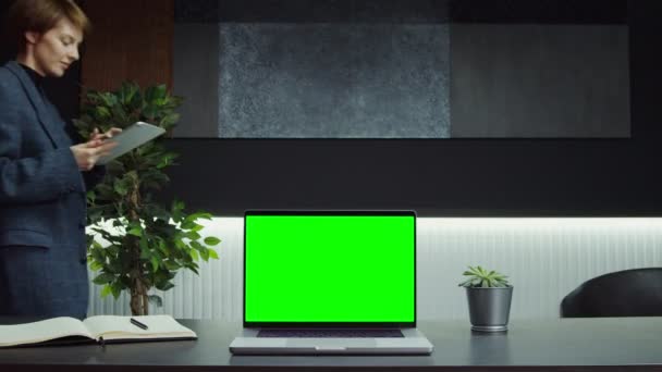Laptop terbuka dengan layar hijau berdiri di desktop di kantor pengusaha wanita — Stok Video