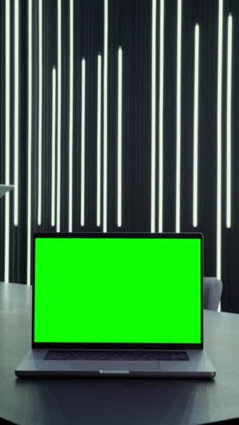 Otwarty laptop z zielonym ekranem stoi na pulpicie w biurze businesswoman — Wideo stockowe