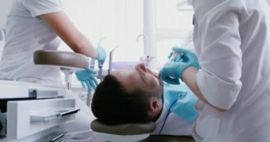 Hastanın dişlerinin diş muayenesi için kamera kullanılıyor.