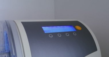 CNC diş makinesi suyla döndürerek ve parlatarak diş implantı yapıyor.
