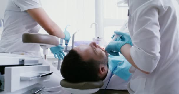 Стоматологическое обследование зубов пациентов с помощью камеры — стоковое видео