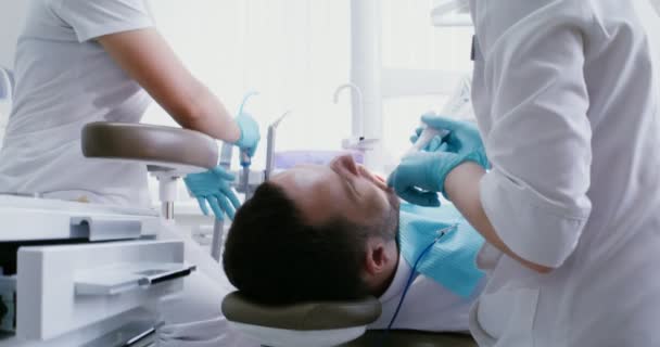 Examen dentaire des dents des patients à l'aide d'une caméra — Video