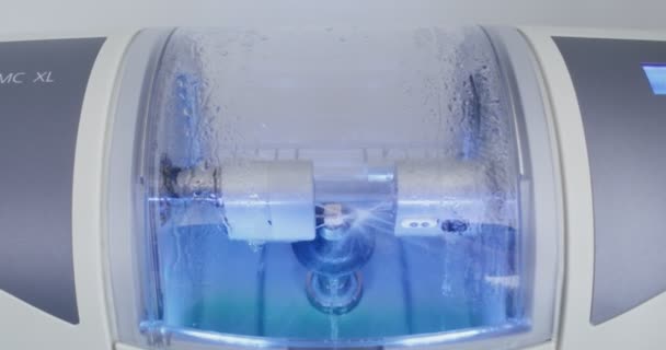 Máquina dental CNC hace un implante dental girando y pulido con agua — Vídeos de Stock